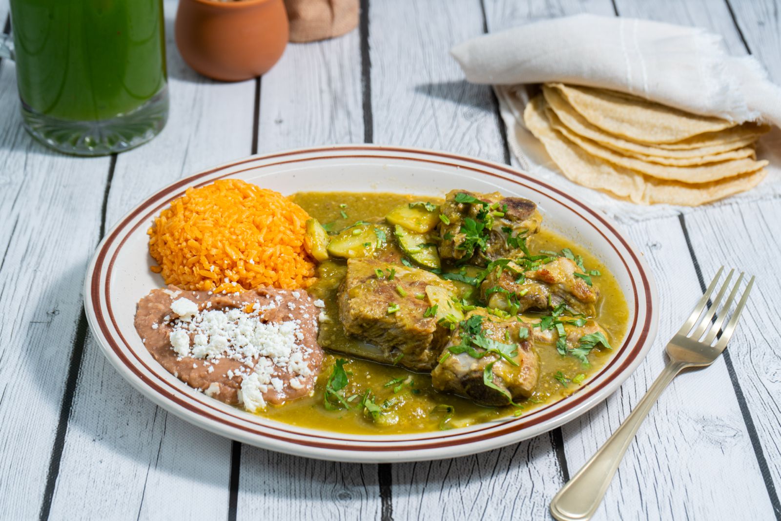 Chicharrón en salsa verde con arroz y frijoles en Villas Pueblita Indianápolis