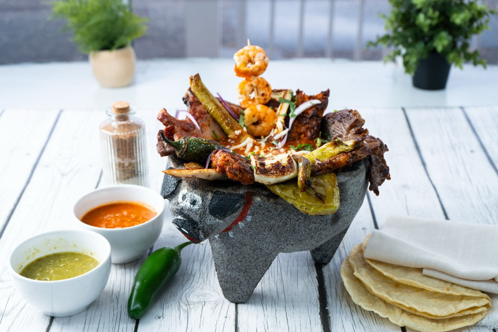Molcajete de carne asada, pollo, chorizo y camarones en Villas Pueblita Indianápolis