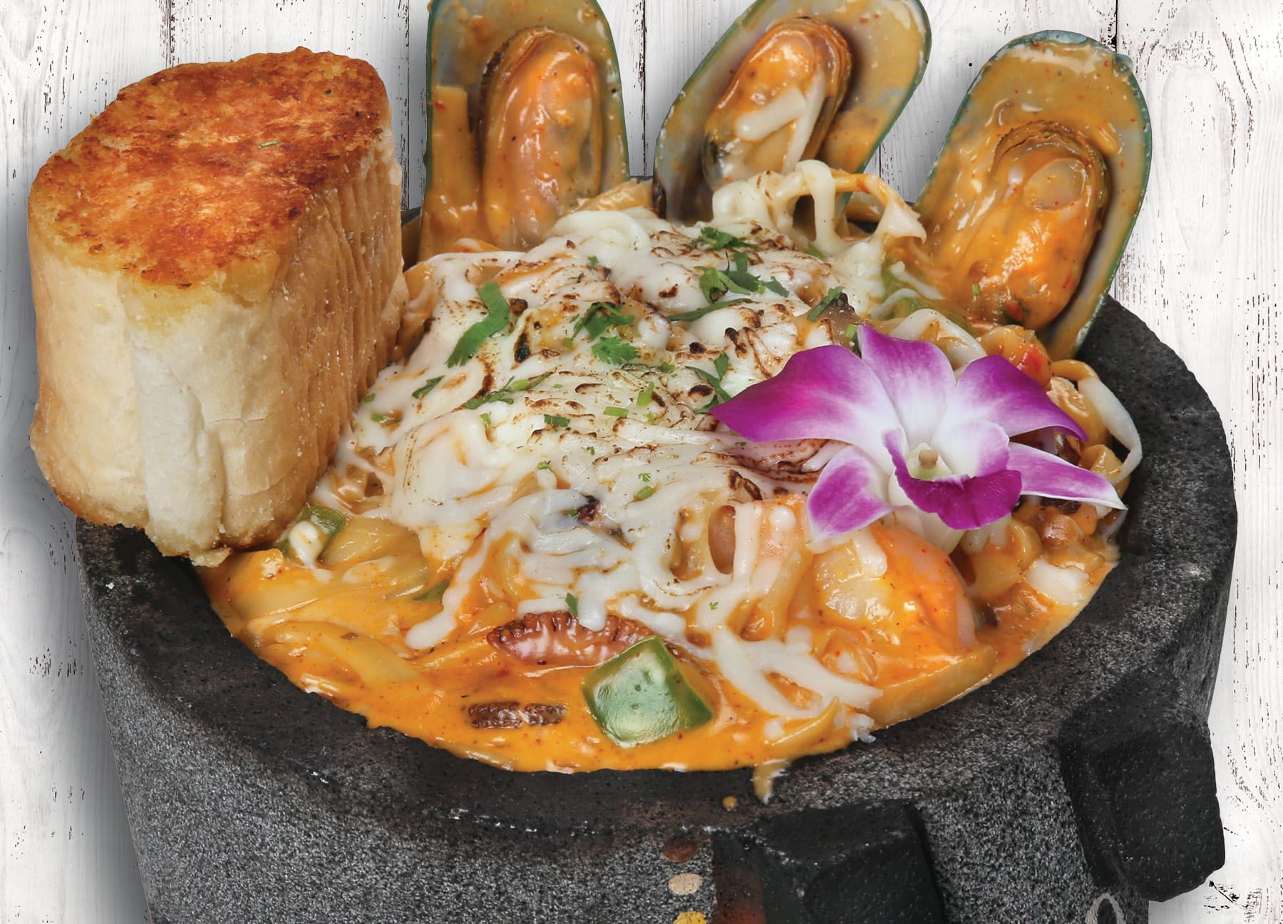 Molcajete Pasión de mariscos con pulpo, camarones y pasta Alfredo en Indianápolis